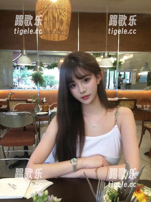 别眨眼！登录155fun，瓜摊前你可能会看到意想不到的俏皮！