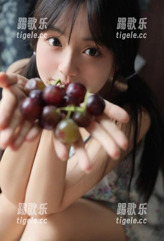 关注“17c吃瓜”app，岂止是看瓜，简直就像贪吃蛇一样上瘾！