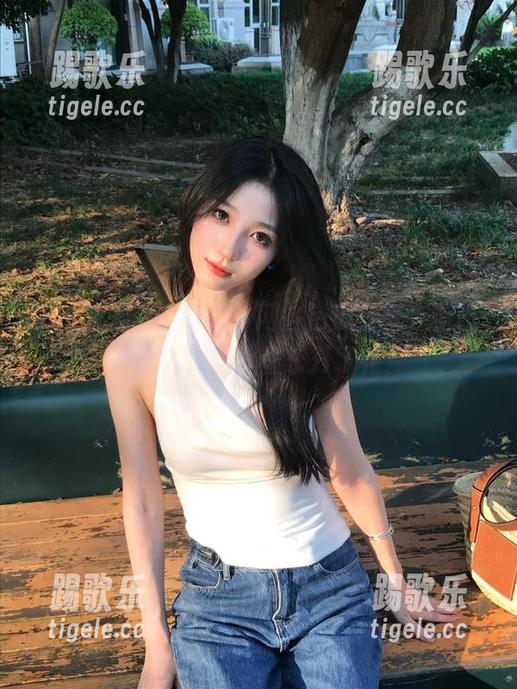 17吃瓜官网各色瓜分享，嘴巴不饶人，但心里乐开了花。