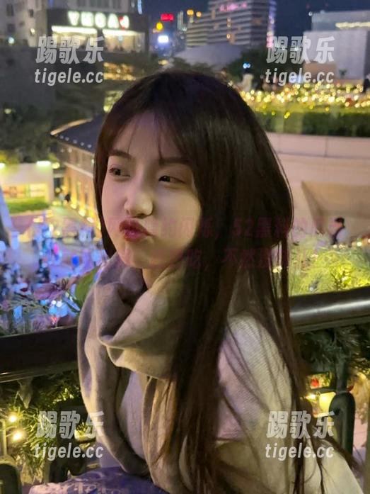 网址隐约闪烁，52黑料的瓜当晚就能出锅，趁热吃，不然没味儿！