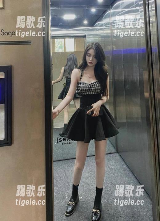hlcool免费的海洋，游进去只能捞到几颗小石子，哦不，是广告吧…