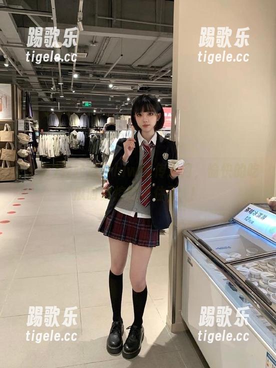 轻轻点开hlw的传送门，愉快的吃瓜时刻控制不住了欸！
