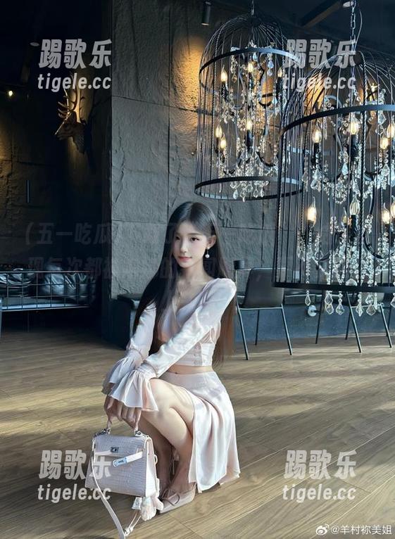 下载了“五一吃瓜”，结果发现每次都被娜娜的新闻刷屏，要不要这么上头啊？