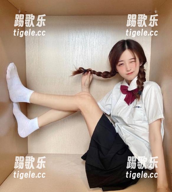 哈哈，五一吃瓜群众发布：今日视频的瓜就像社交圈里的八卦，了不起！