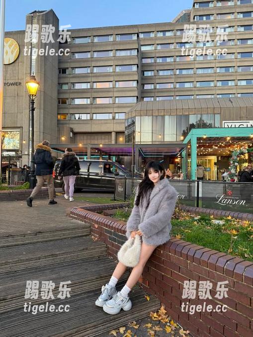 吃瓜的时间到了，“免费吃瓜网”更新新瓜，看着评论乐得我捧着肚子！