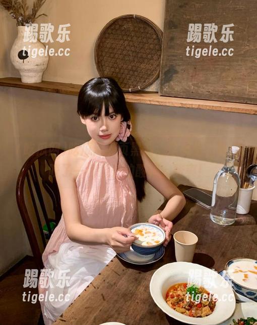 吃瓜网网页黑料，这感觉，就像咬了一口意外的酸梅，酸爽！