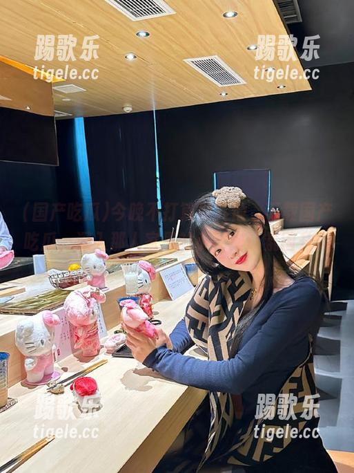 今晚不打算做其他，下载国产吃瓜，深入那人家里的小秘密让氛围升级。