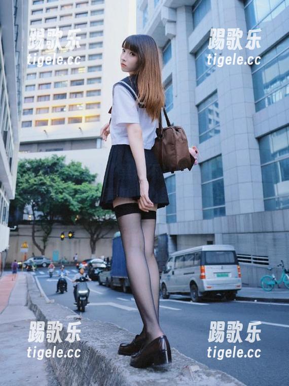 “黑料不打烊”发布：找个角落，默默吃着瓜，心里默念“正能量”～