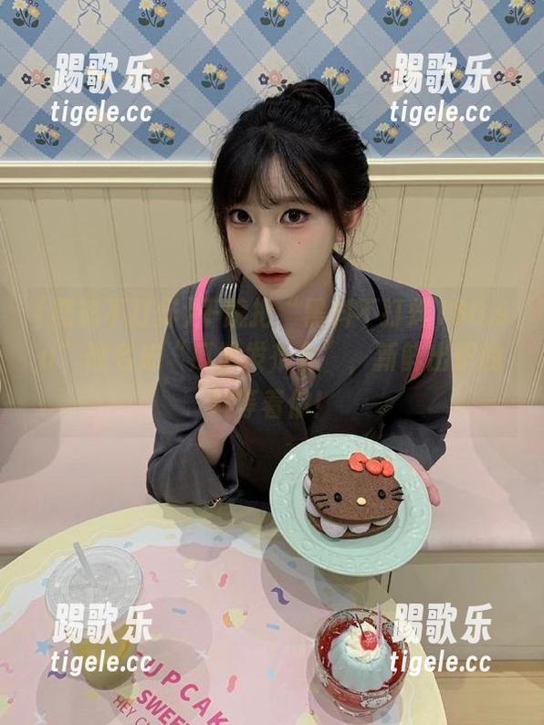 干脆把“黑料不打烊166.su”改名成“瓜摊发布会”，新鲜出炉的料等着你！