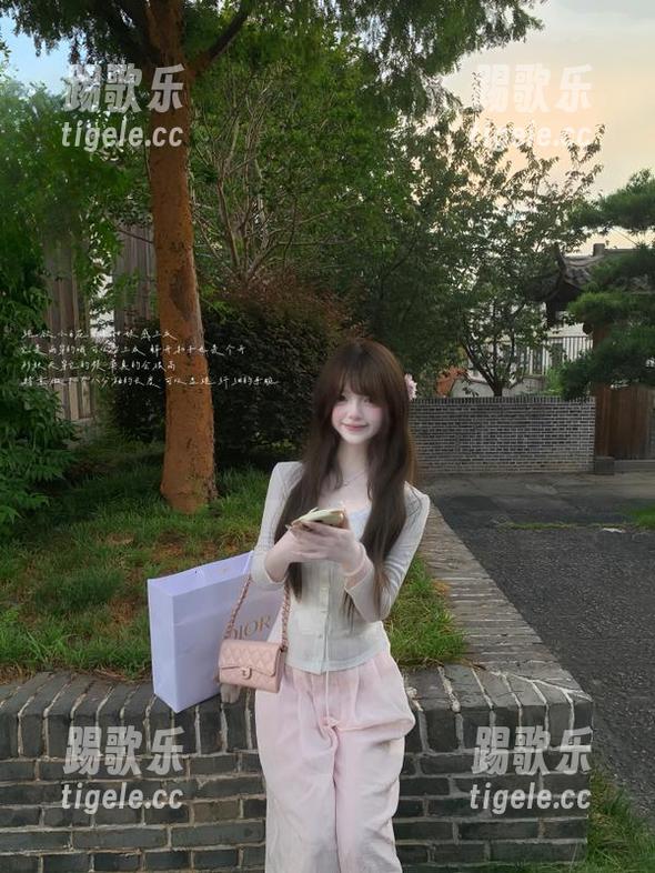 黑料不打烊 一不小心就掉进黑料不打烊的入口,那感觉…哇哦,妙不可言!