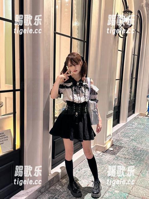 在“黑料不打烊首页su”，免费瓜越来越多，真心不知道是被瓜砸了头，还是脑袋被瓜给带走！