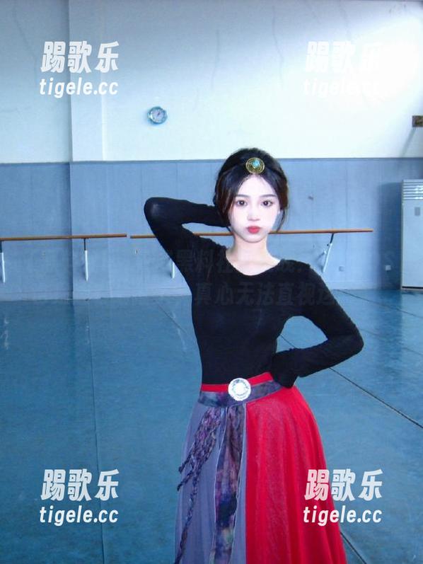 权威黑料社区在线：我的iOS也是边看边摇头，真心无法直视这剧情...